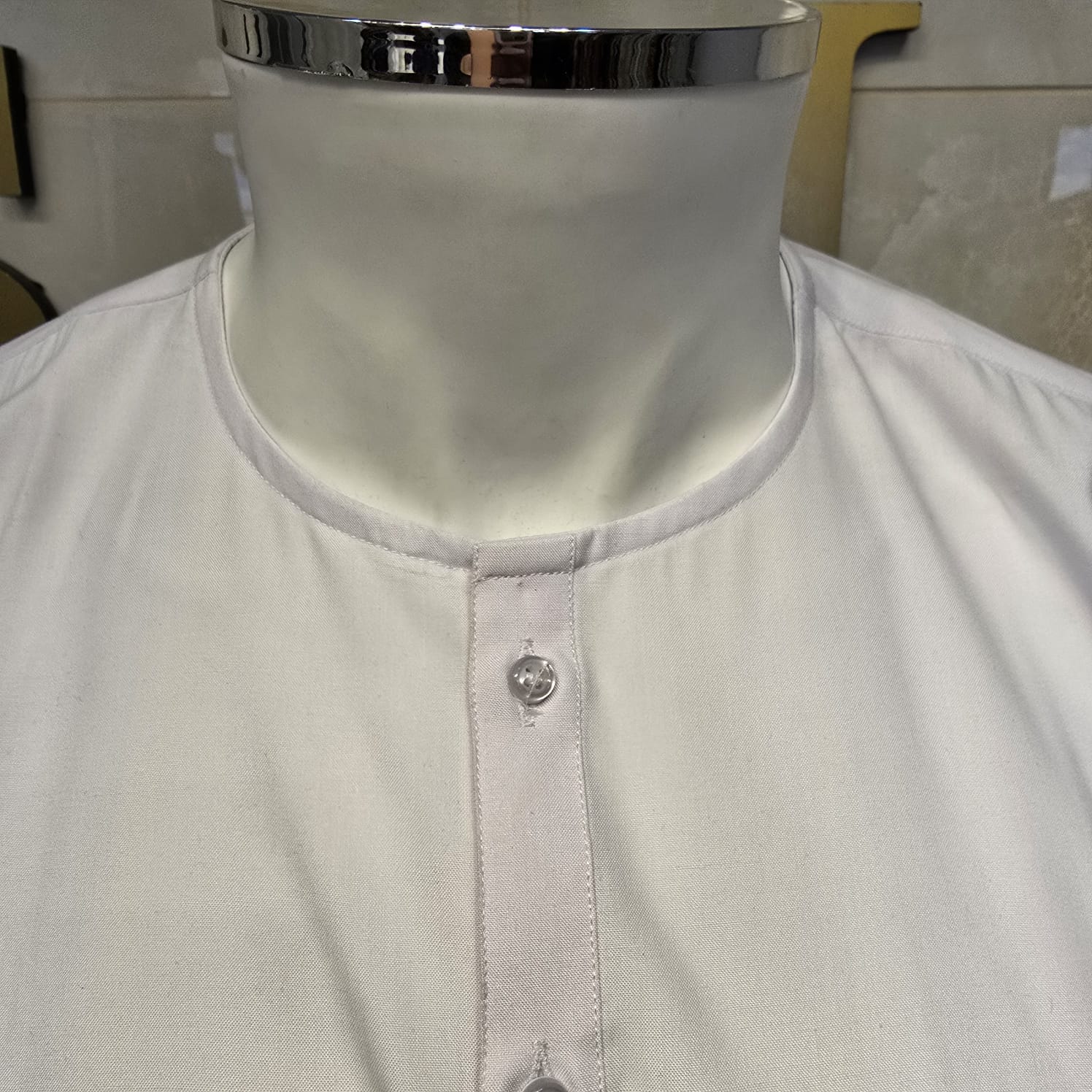 214 white Simple and sophisticated collarless suit